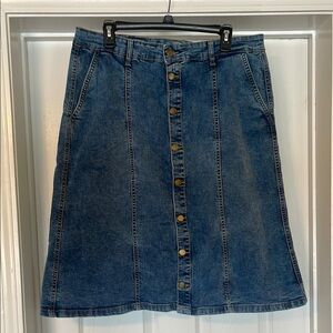 Esteez - medium wash blue denim skirt - deep pockets - front buttons - size 14